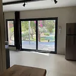 וילה Coralia's Beachfront Sea View איוי תיאודורי