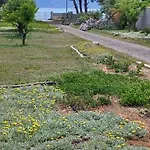 וילה Coralia's Beachfront Sea View *