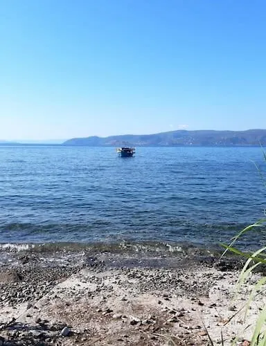 Villa Coralia's Beachfront Sea View *