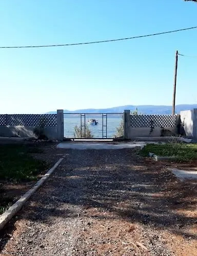 Coralia's Beachfront Sea View 아이 테오도리