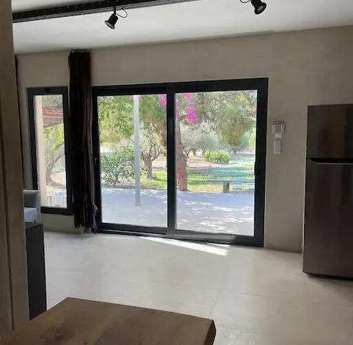 빌라 Coralia's Beachfront Sea View 아이 테오도리